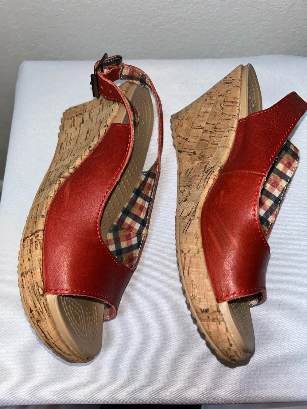 CROCS EUC Leigh Brick Red CorK Wedge Plaid Inside women’s 6